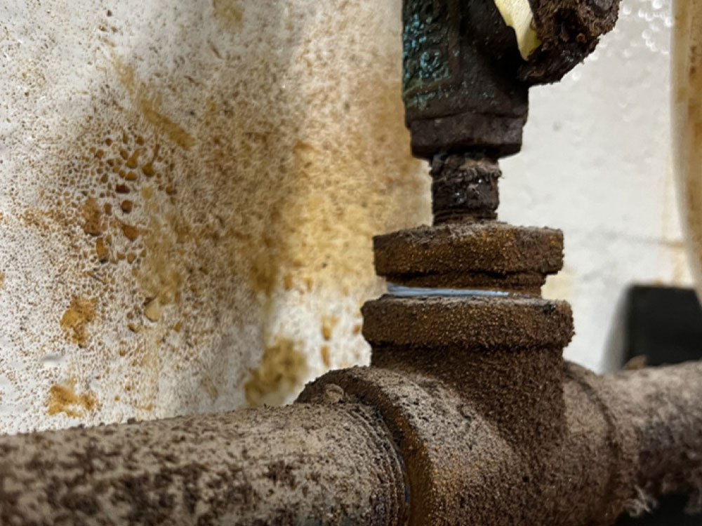 Black steel pipes cannot withstand a corrosive environment and can cause leaks that contaminate the air - use Asahi Air-Pro® PE100 Compressed Air Piping System instead
